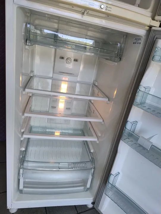 Geladeira Brastemp Frost Free 324 litros 220v ENTREGO funcionando semi nova - Foto 4