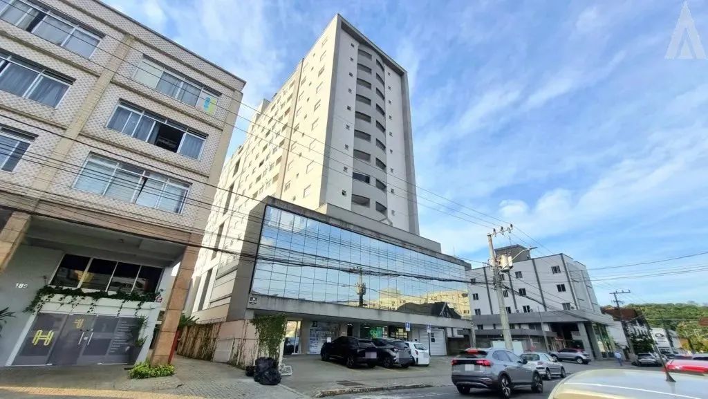 Este apartamento com 2 quartos, 1 suíte, sala de estar e jantar, 1 banheiro social, sacada