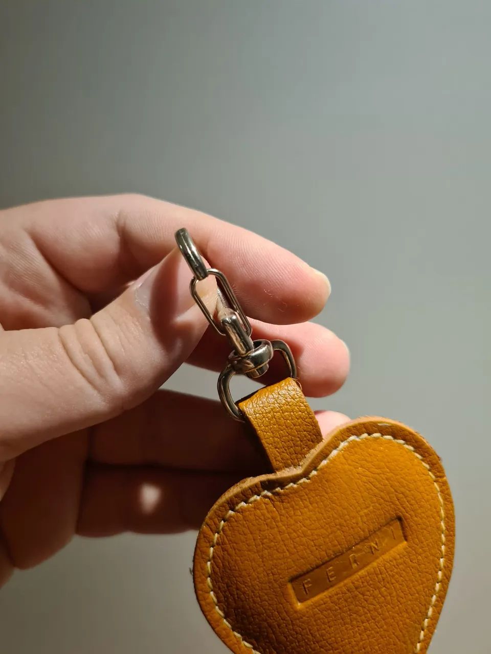 Chaveiro/charm vintage de couro em modelo coração ferni - Foto 3