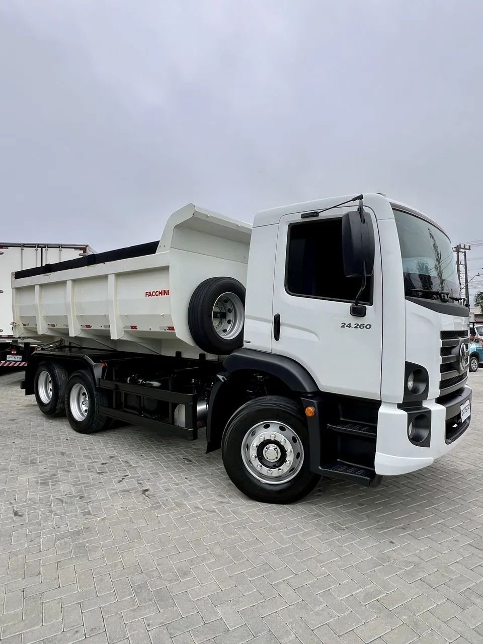 VW 24-260 Truck 6x2 2023 Basculante 12m3 Baixo KM - Foto 3