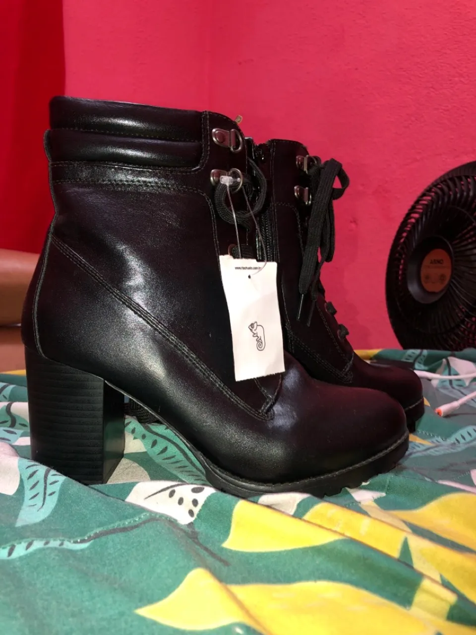 Bota Feminina Preta de Salto Grosso
