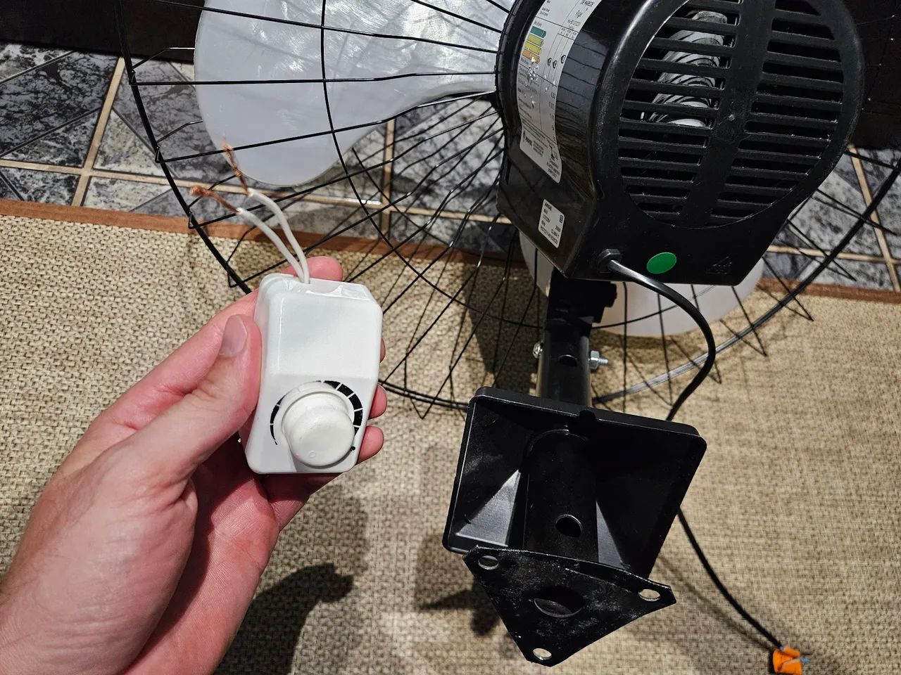 Ventilador de Parede Arge Max 200w 60cm Bivolt Preto - Foto 4