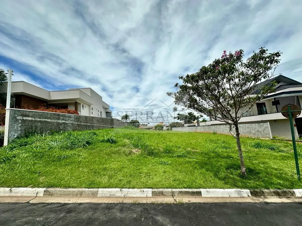 Terreno em Condomínio à Venda em Vinhedo-SP, Bairro Bosque 1.000 m² de Área