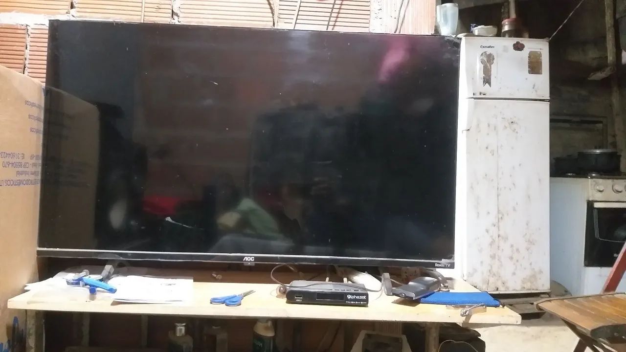 TV led aoc roku 40 polegadas seme nova só que cau do raque e quebrou a tela 