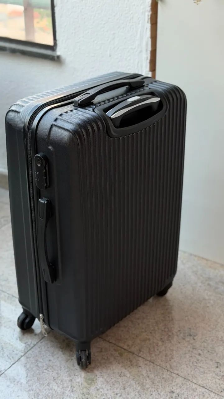 Mala de Viagem Rígida Preta Tamanho Médio
