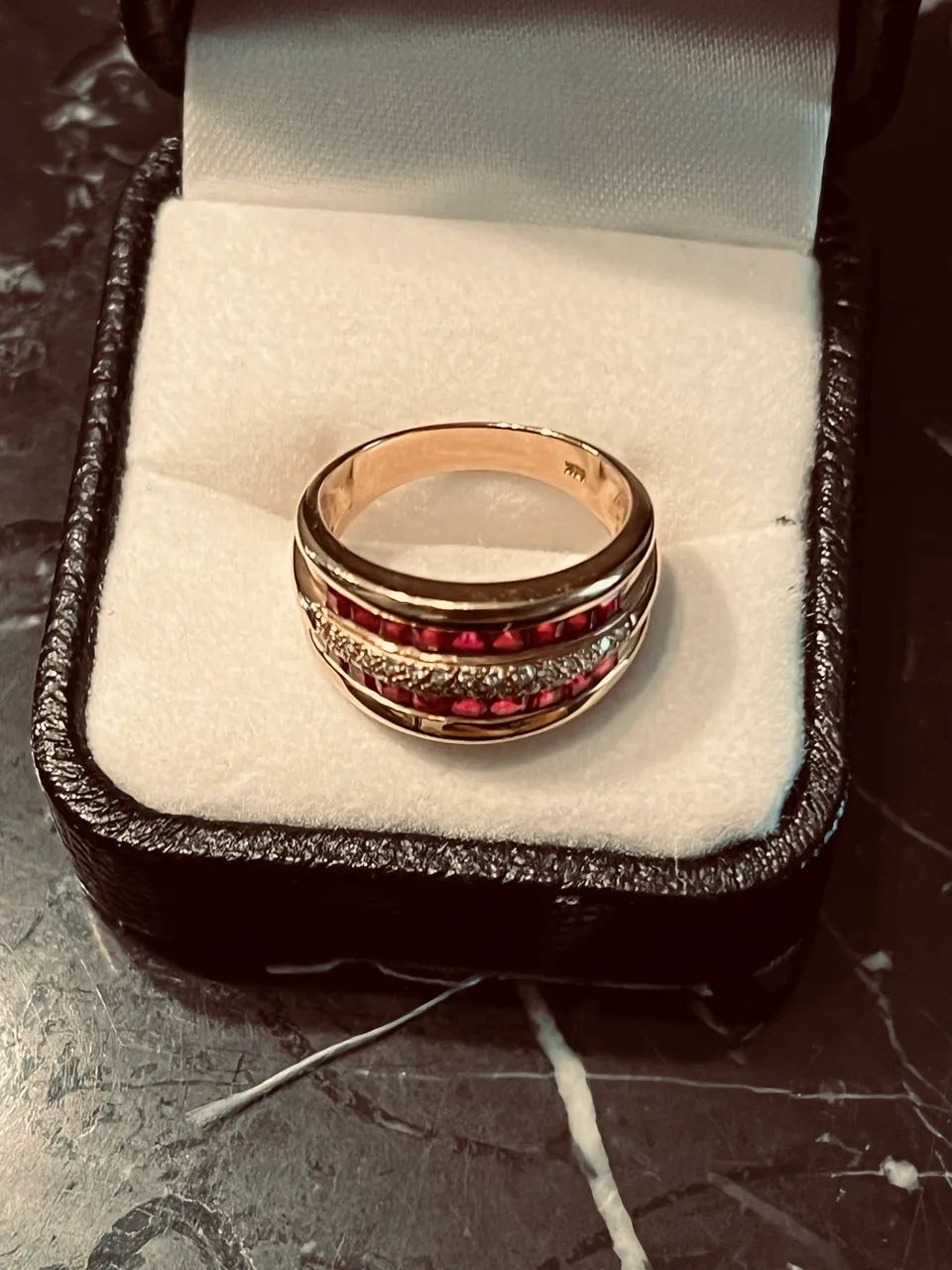Anel ouro com rubis e diamantes  - Foto 2