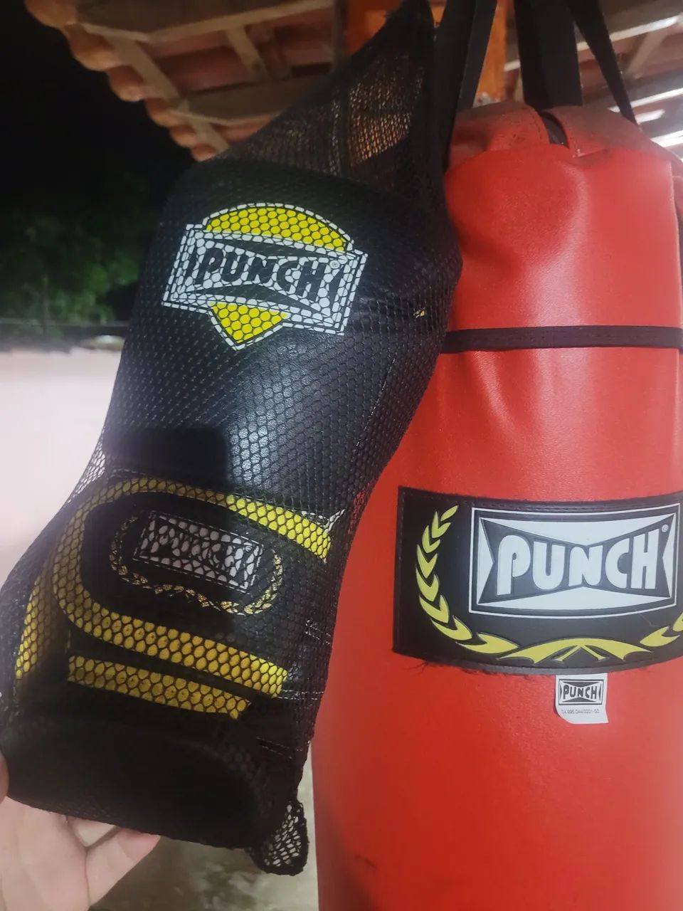 Saco de pancada 1,20 com luva punch novos - Foto 2
