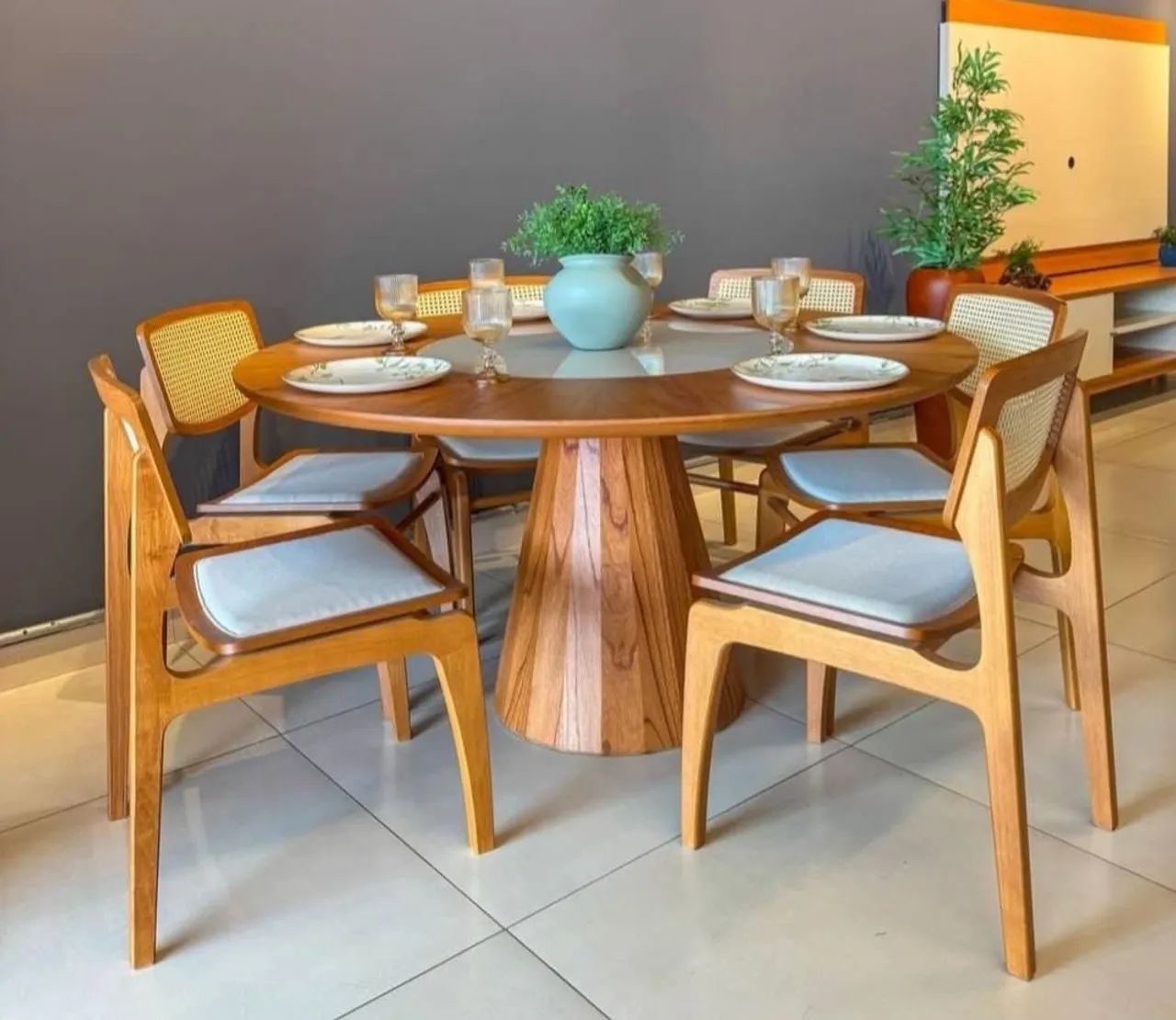 Mesa de jantar madeira macica com proto giratório embutido 