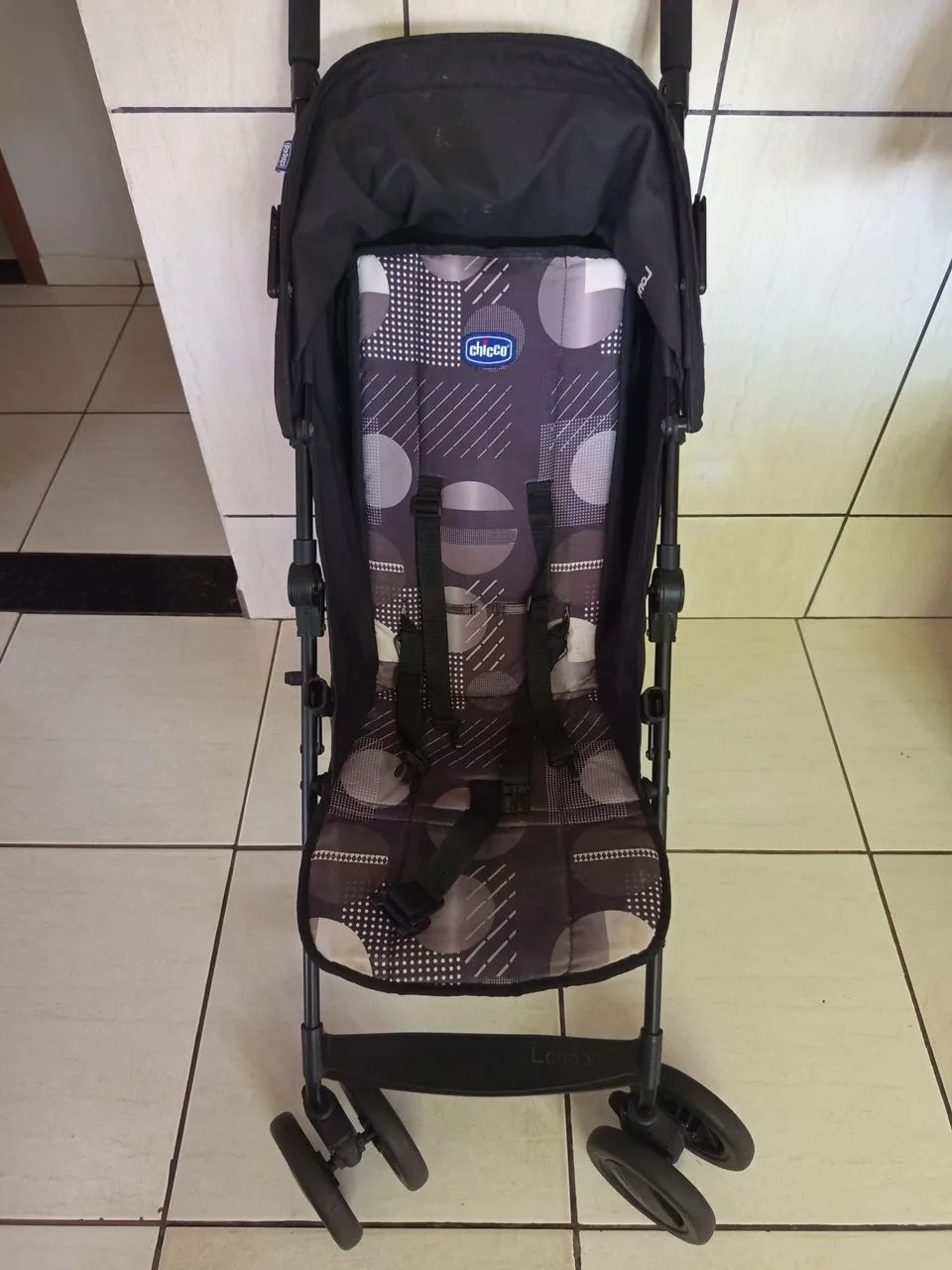 Carrinho de bebê da marca Chicco. Modelo guarda chuva. - Foto 2