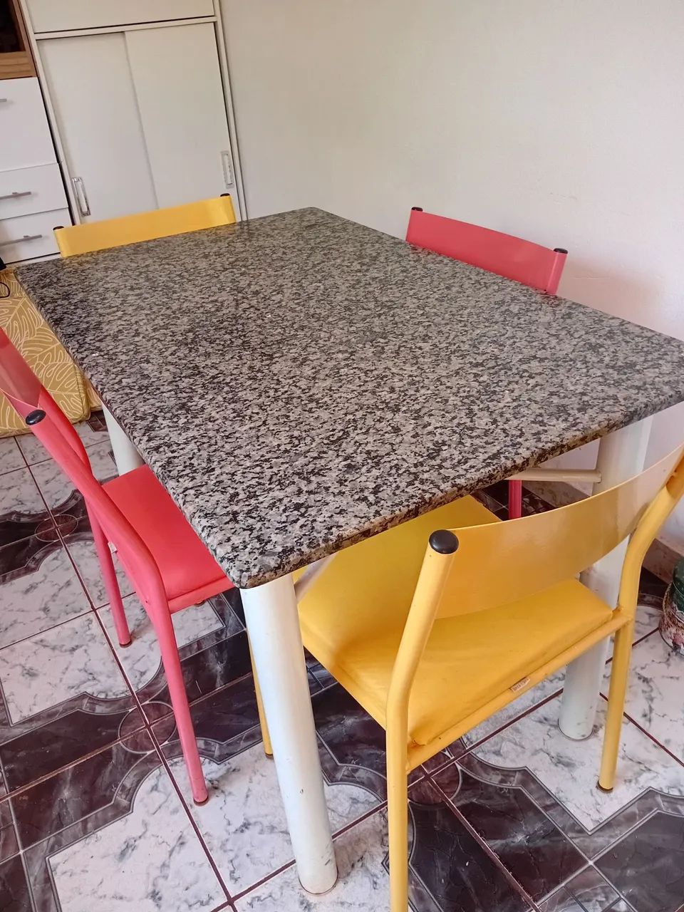 4 cadeiras + Uma mesa - Foto 4