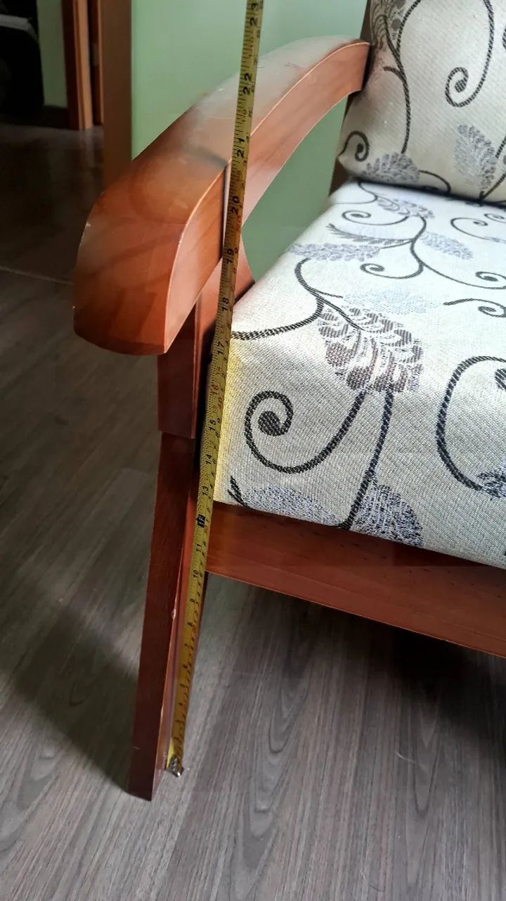 poltronas em madeira com almofadas - Foto 3