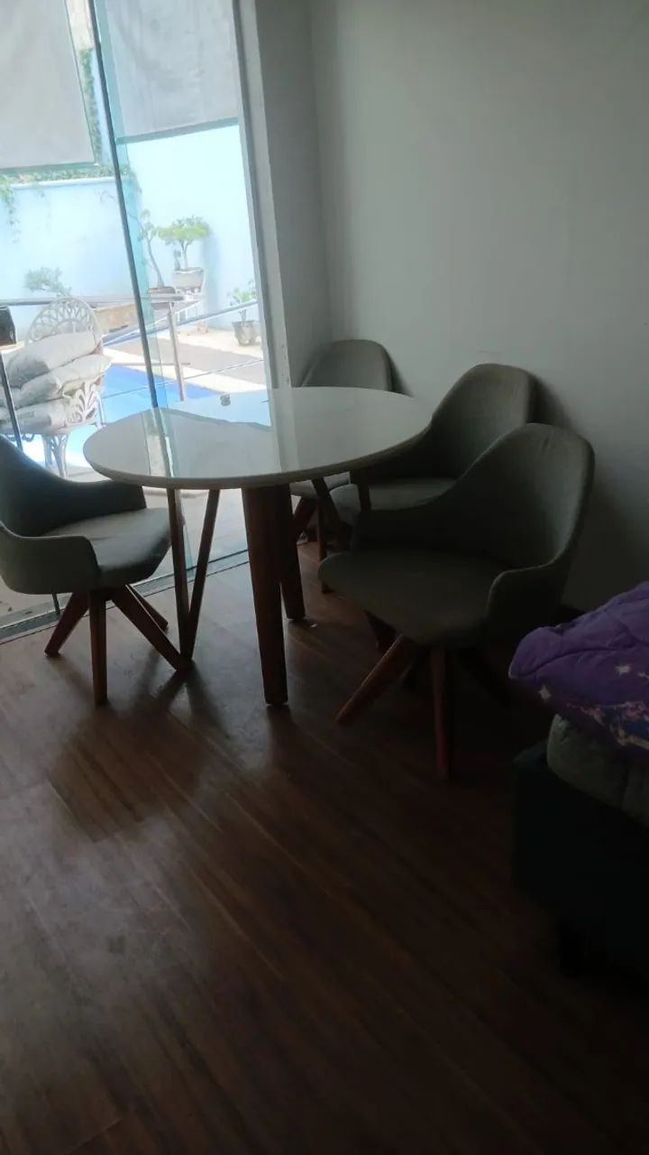 Mesa com 4 cadeiras de linho 
