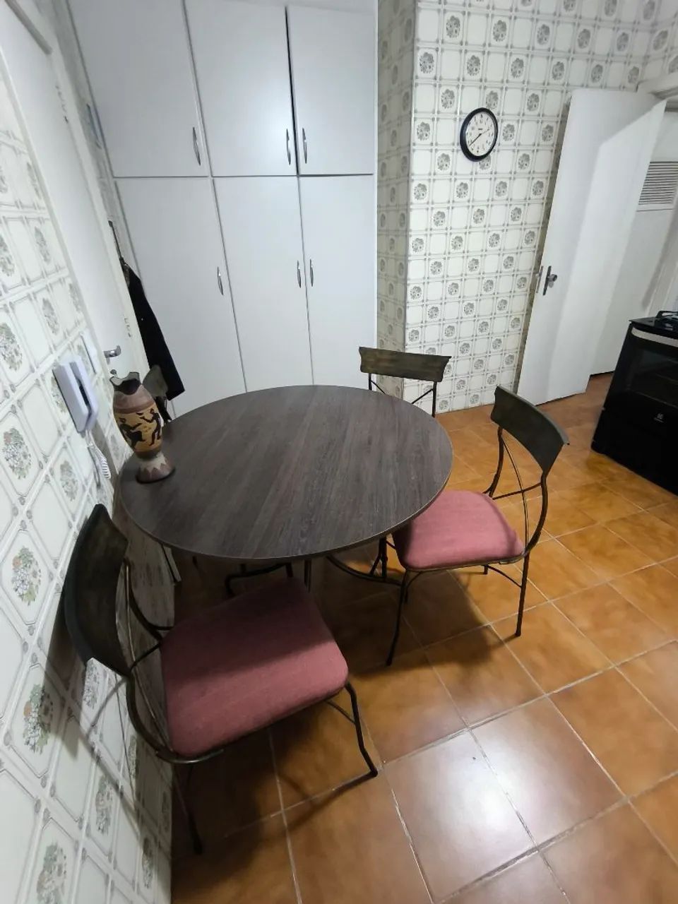 Mesa redonda 110 cm, com 4 cadeiras em ferro resistente.  - Foto 5
