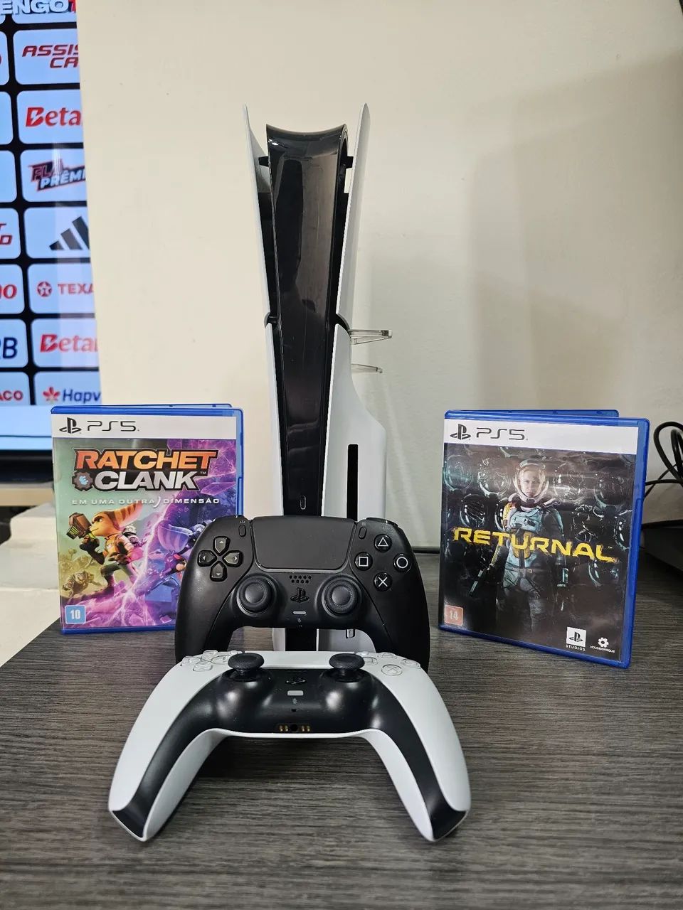 PS5 mídia física 1TB + 2 controles + 2 jogos