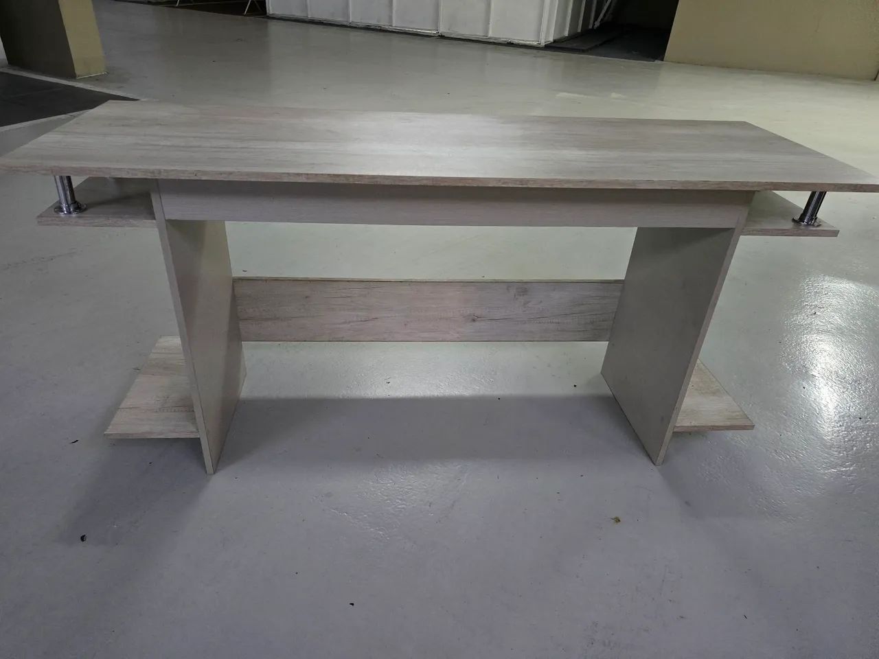 Mesa de computador em mdf branco gelo
