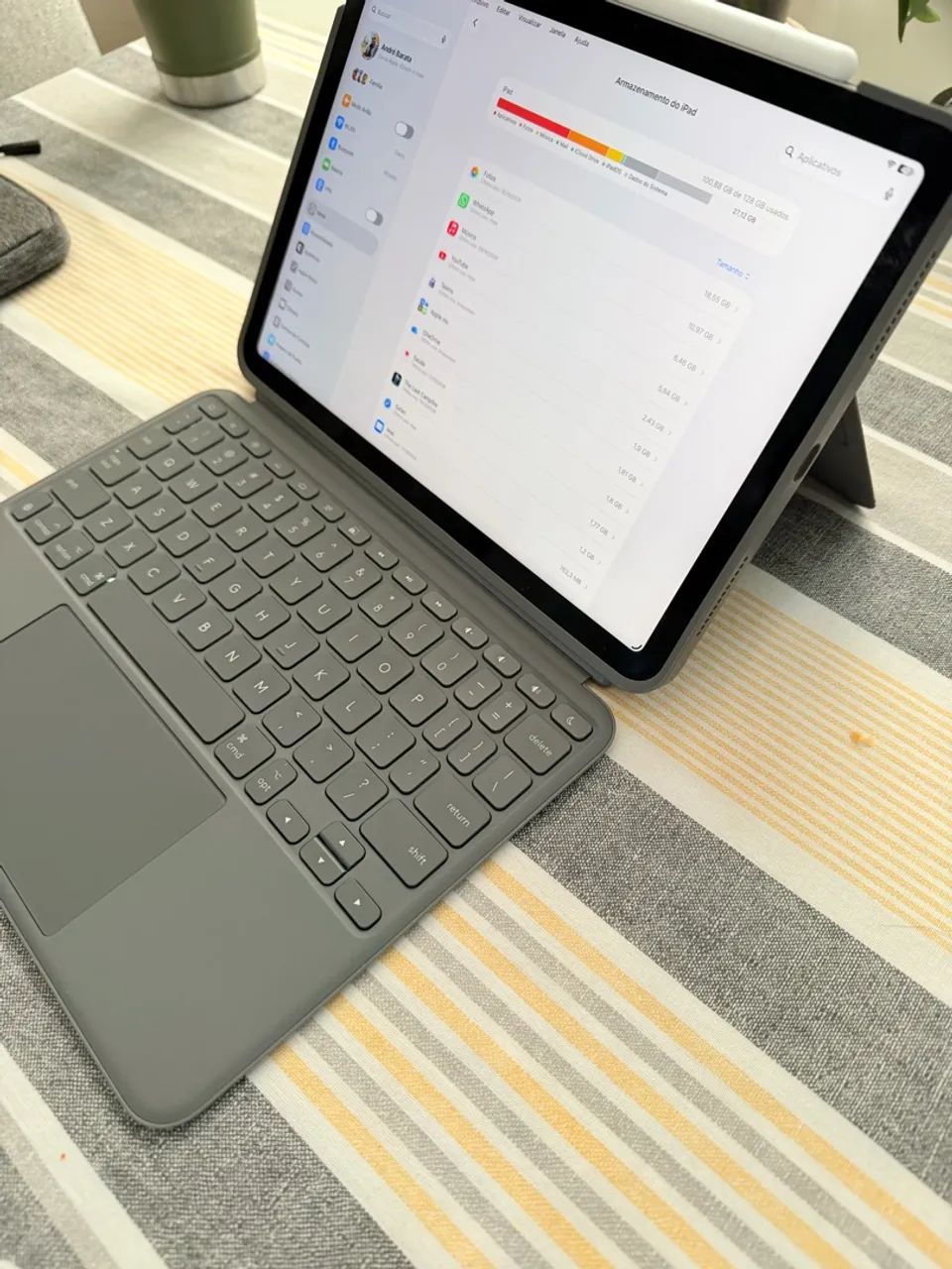 iPad Air M2 128GB 11 pol. com capa teclado trackpad Logitech