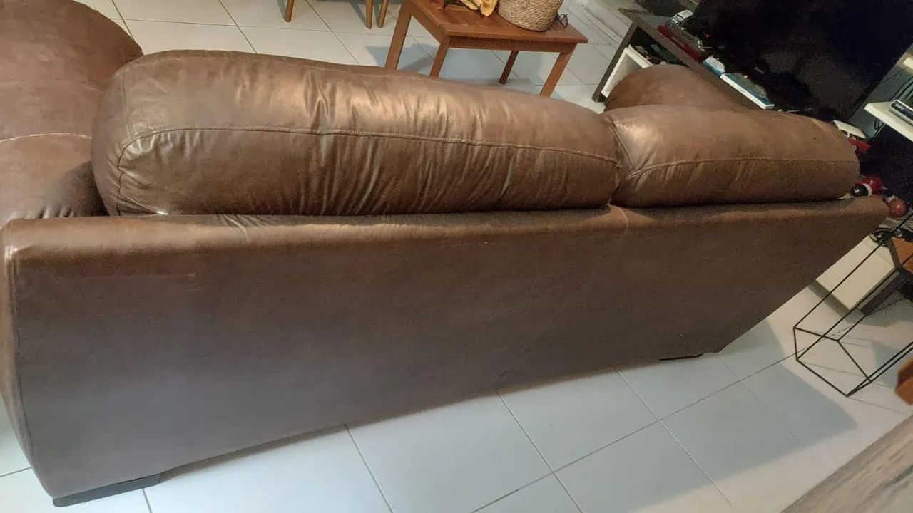 Lindo Sofá em Corino Marrom - Foto 3