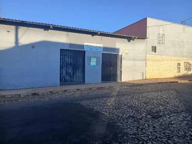 Três lojas comerciais alugadas. 