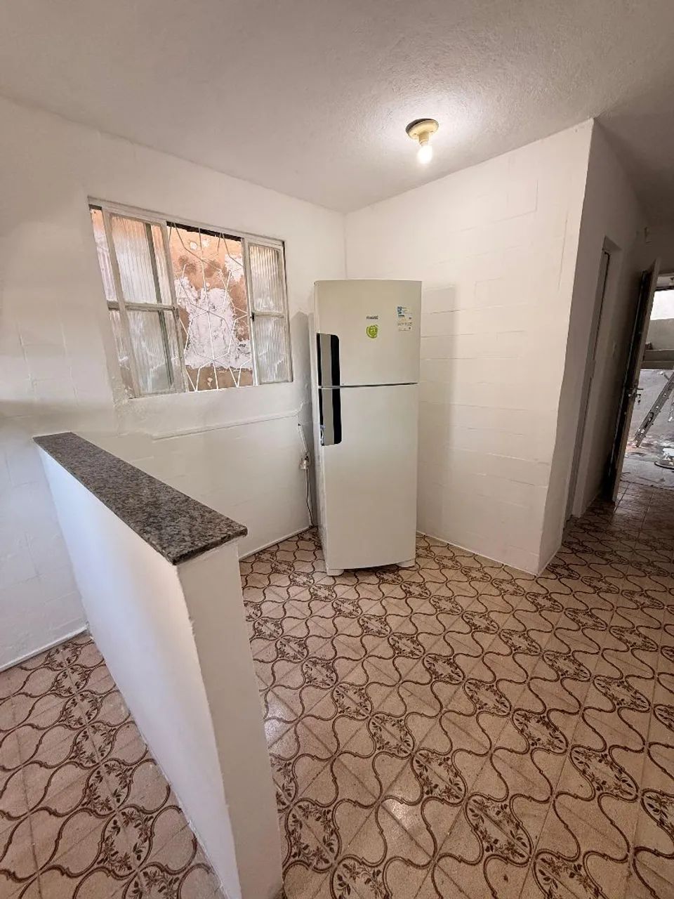 Aluga-se - Casa estilo estúdio, um quarto, cozinha e sala de jantar, banheiro e peq. Área. - Foto 4