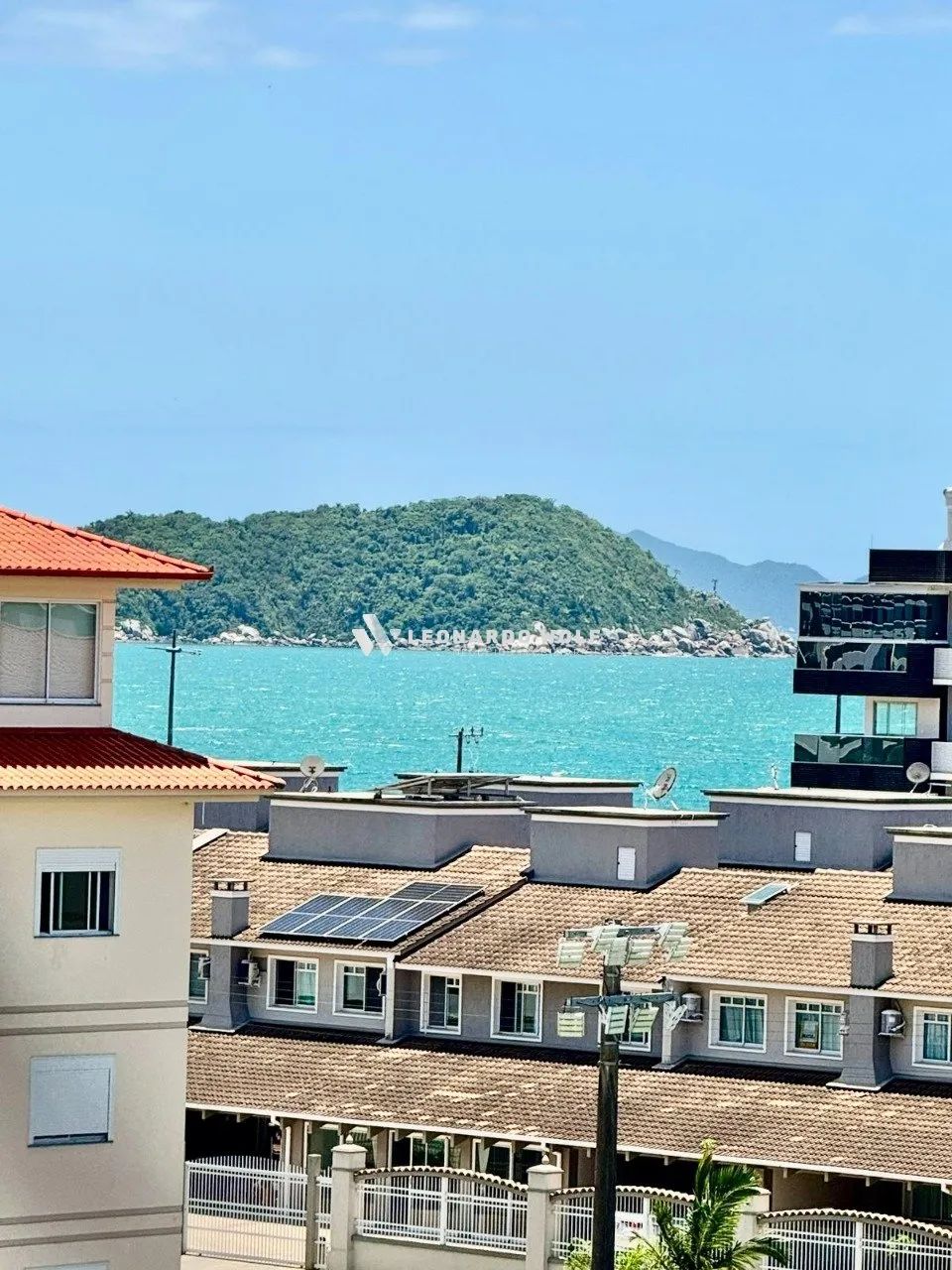 APARTAMENTO NOVO E MOBILIADO A 150 METROS DO MAR, COM 2 DORMITÓRIOS SENDO 1 SUÍTE - Foto 2