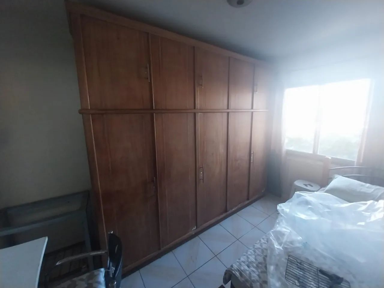 Guarda-roupa de madeira
