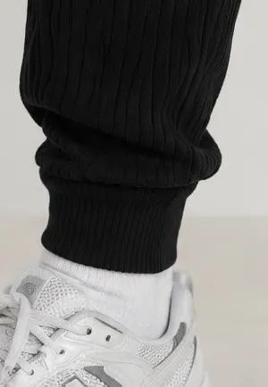 Calça Jogger Preta Canelada com Amarração  - Foto 5