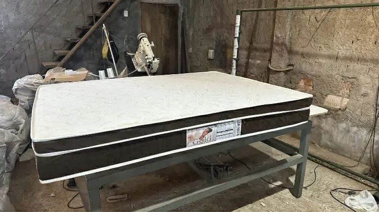 COLCHÃO CASAL COM 20 CM DE ESPUMA D33.