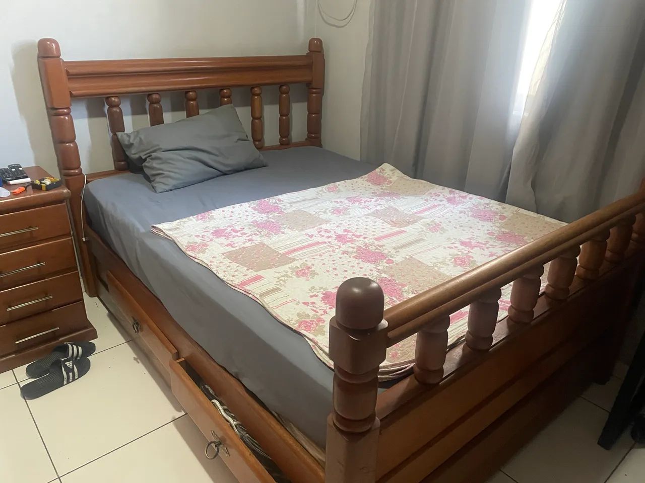 Cama casal de madeira