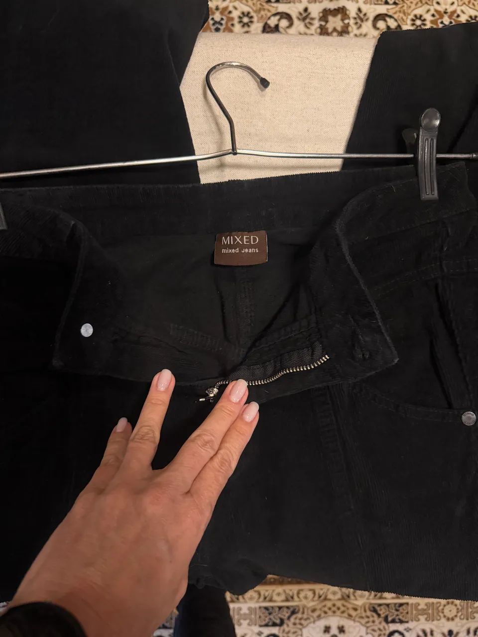 Calça de veludo preto cotelê da marca Mixed
