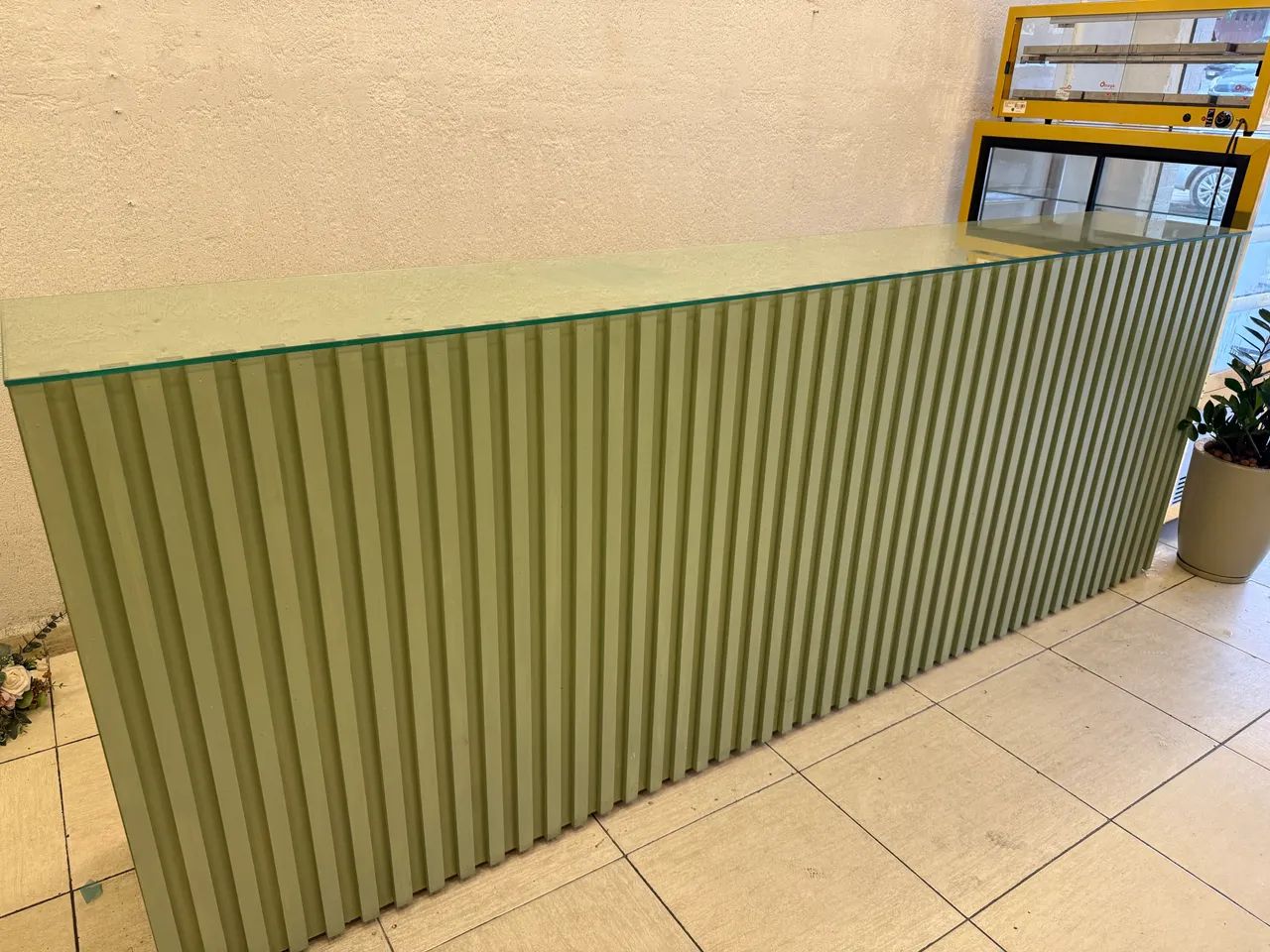 Balcão Ripado em MDF com Tampo de vidro 3m - Foto 2