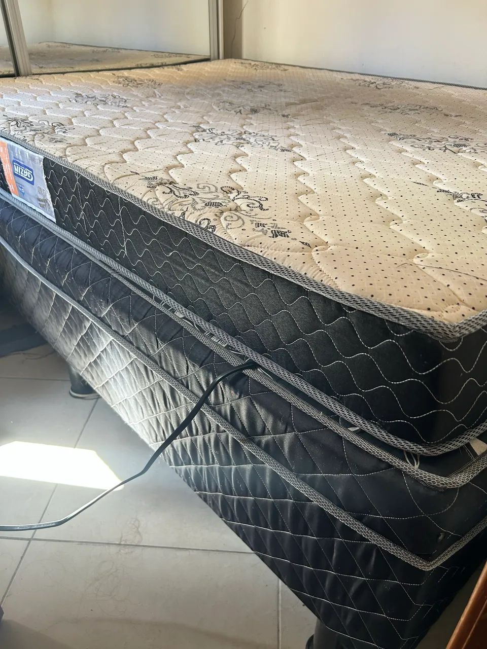 Vende se Cama Casal Colchão + base   - Foto 2