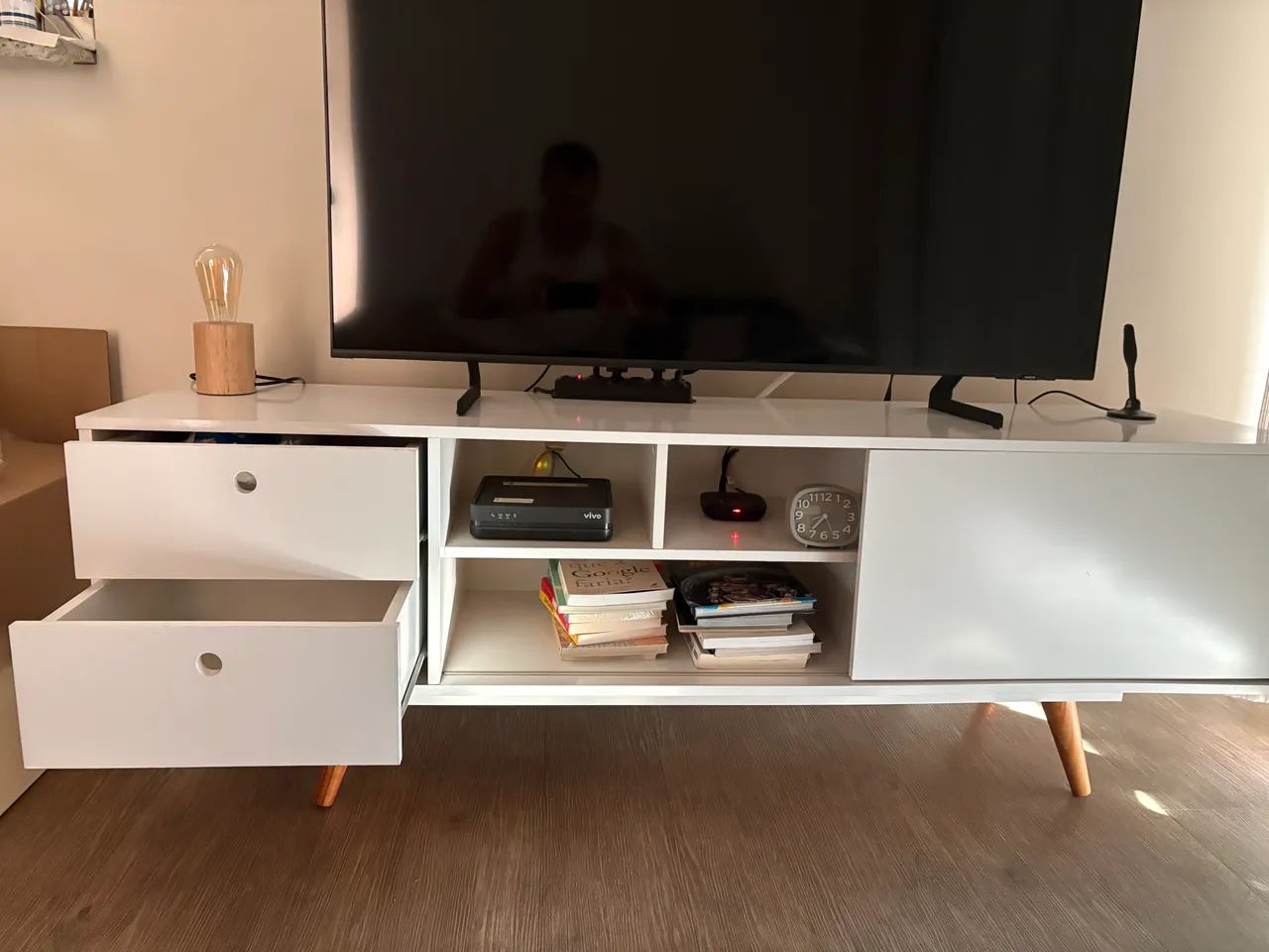 Rack para TV Mobly Branco Retrô com Gavetas e Nichos - Foto 4