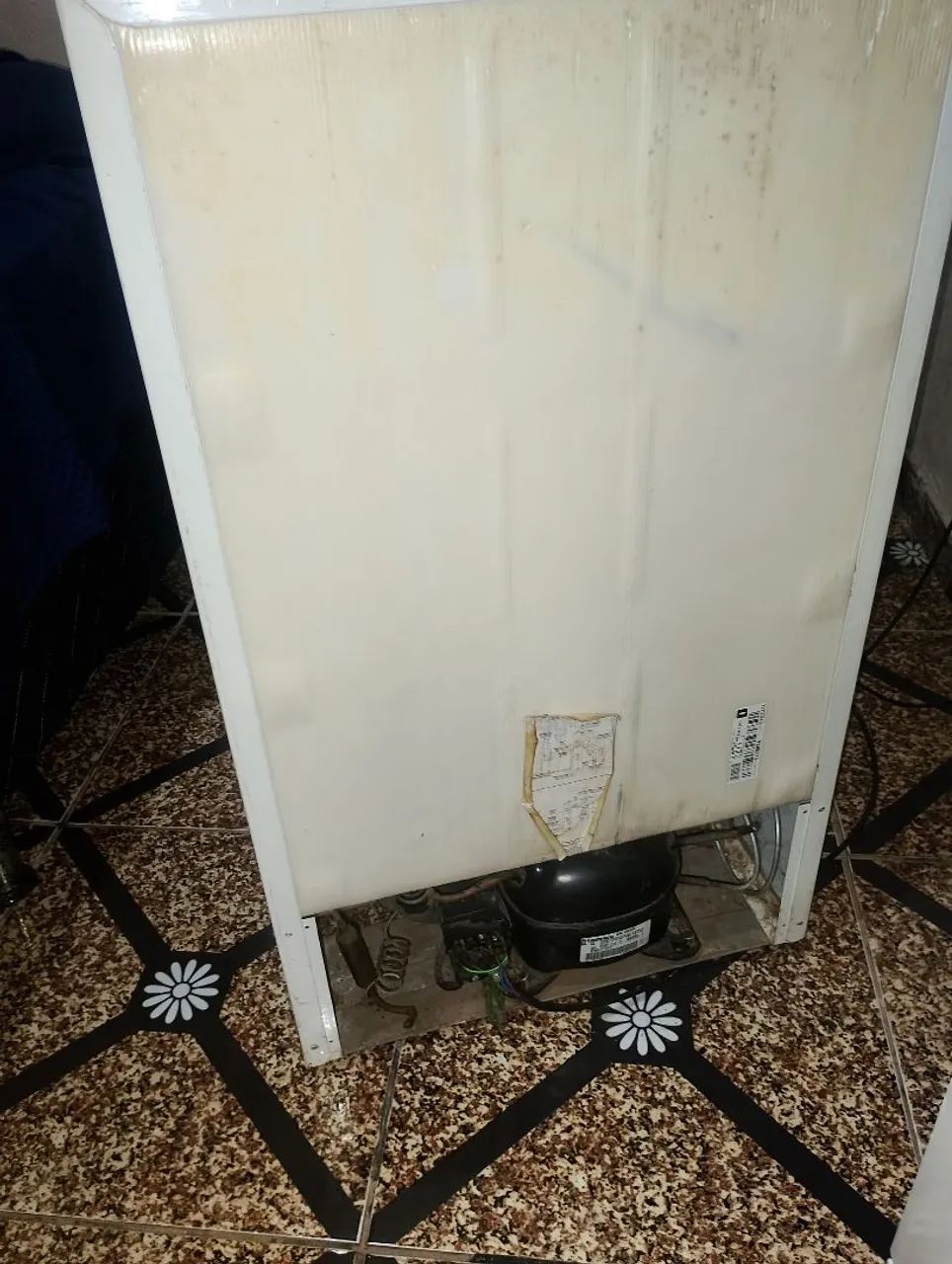 Frigobar Electrolux RE120 modelo compacto de 122 litros - Foto 3