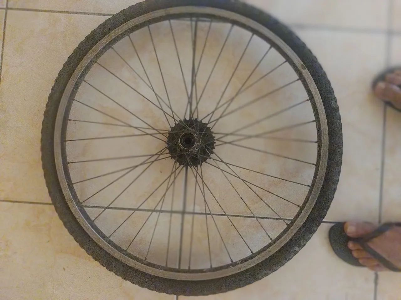 Roda yrazeira6 aro 26 com pião 7 dente Shimano  - Foto 6