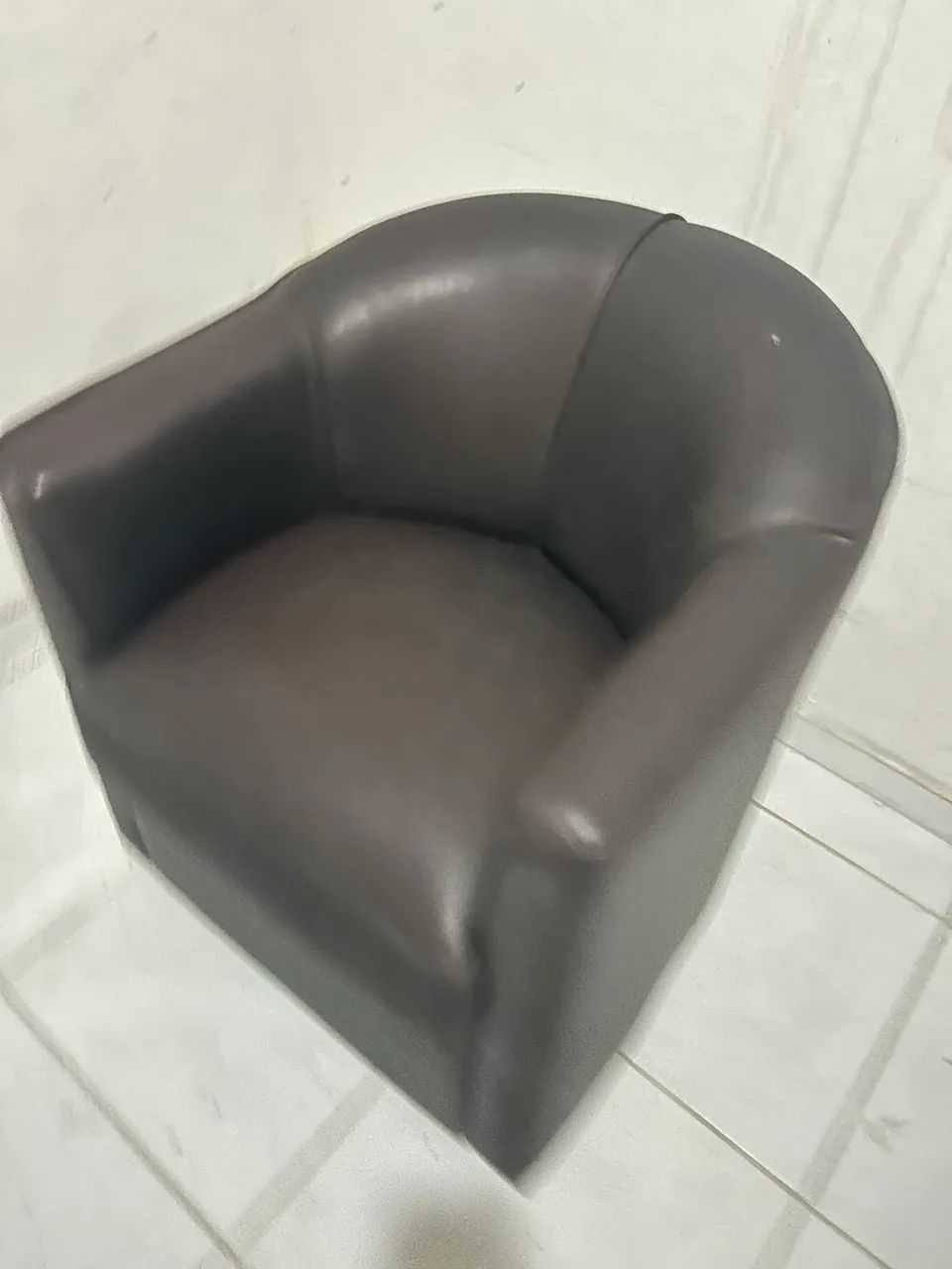 VENDO CADEIRA DO PAPAI EM COURO , PERFEITO ESTADO SEM AVARIAS , VALOR 130,00 - Foto 2