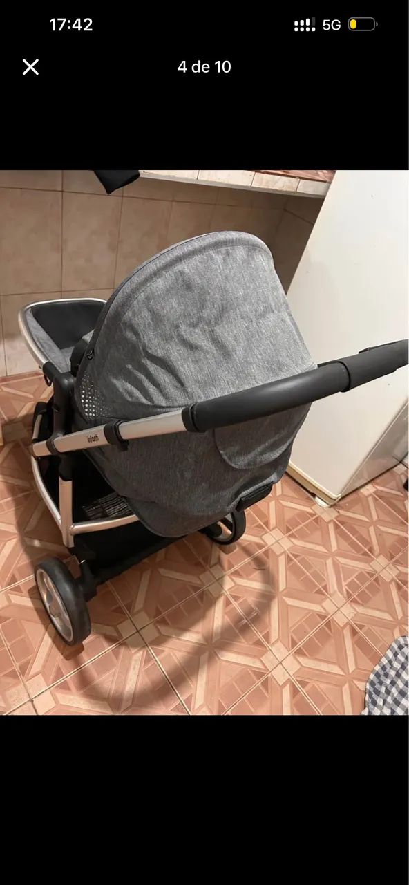 Carrinho de bebê com bebê conforto e base  - Foto 2