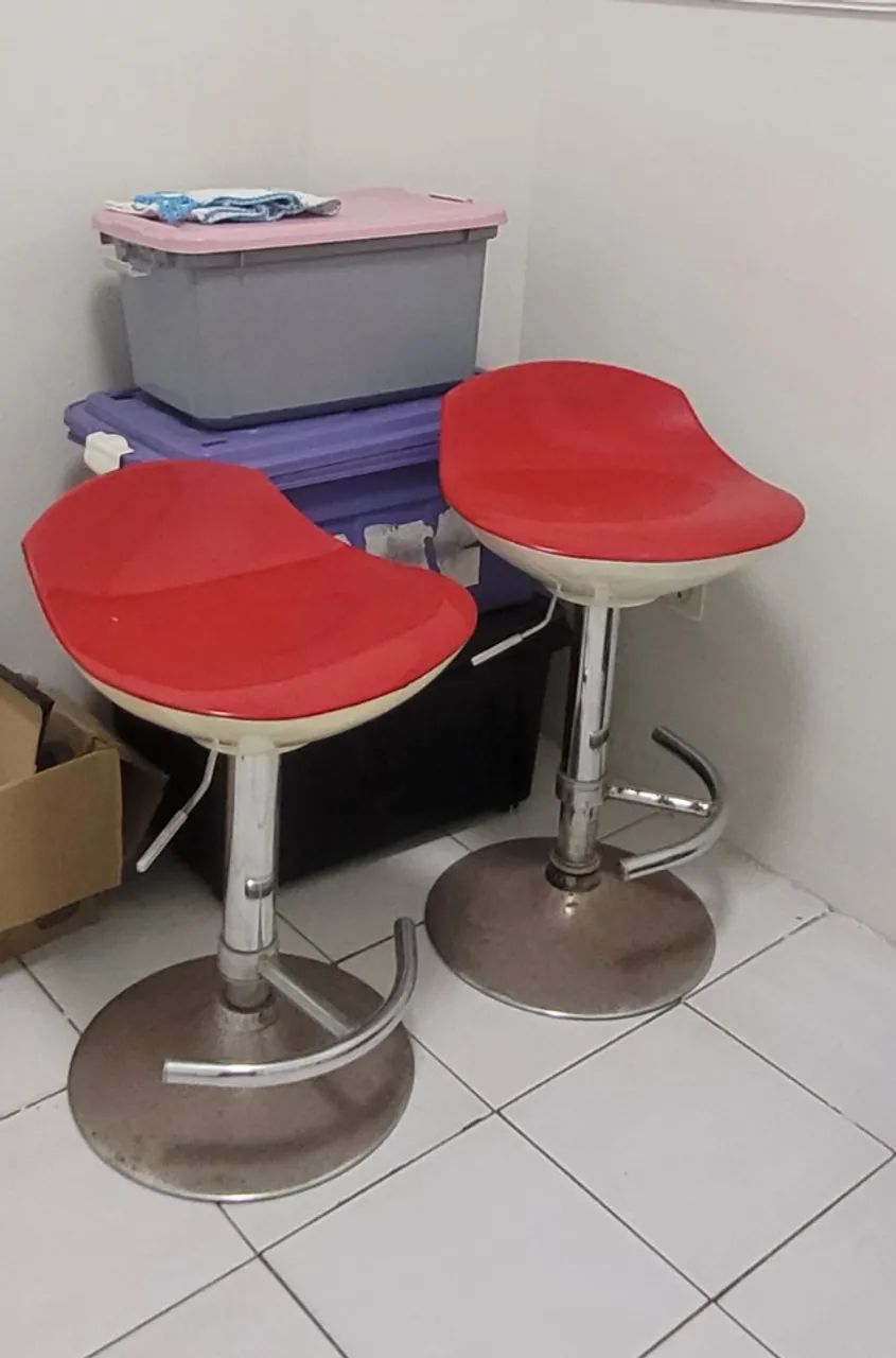 Banqueta vermelho e branco