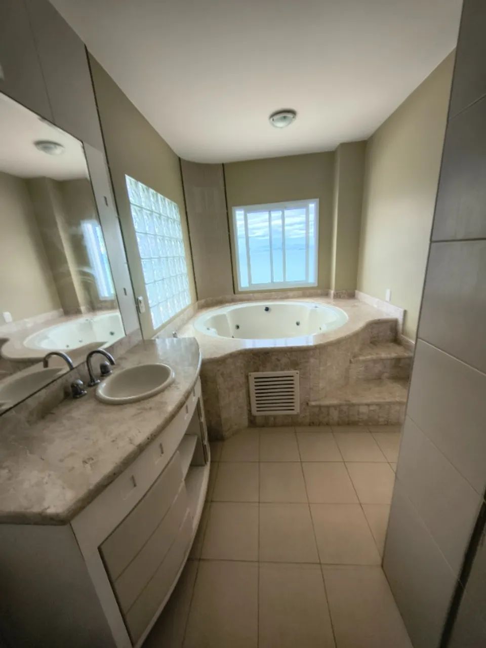 Linda casa com 4 suítes, piscina e vista espetacular em Sambaqui - Foto 12