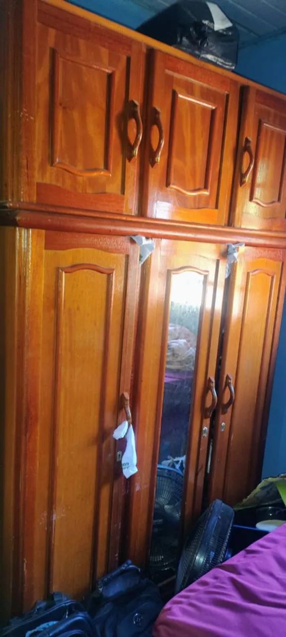 Guarda-roupa de madeira