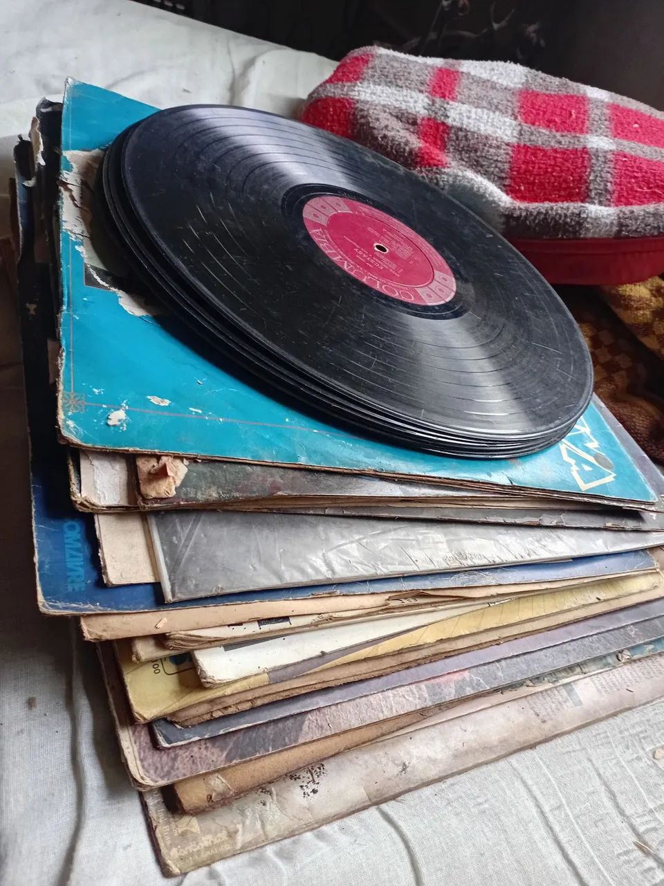 Lote 28 discos de vinil antigos algums sem capa - Foto 2