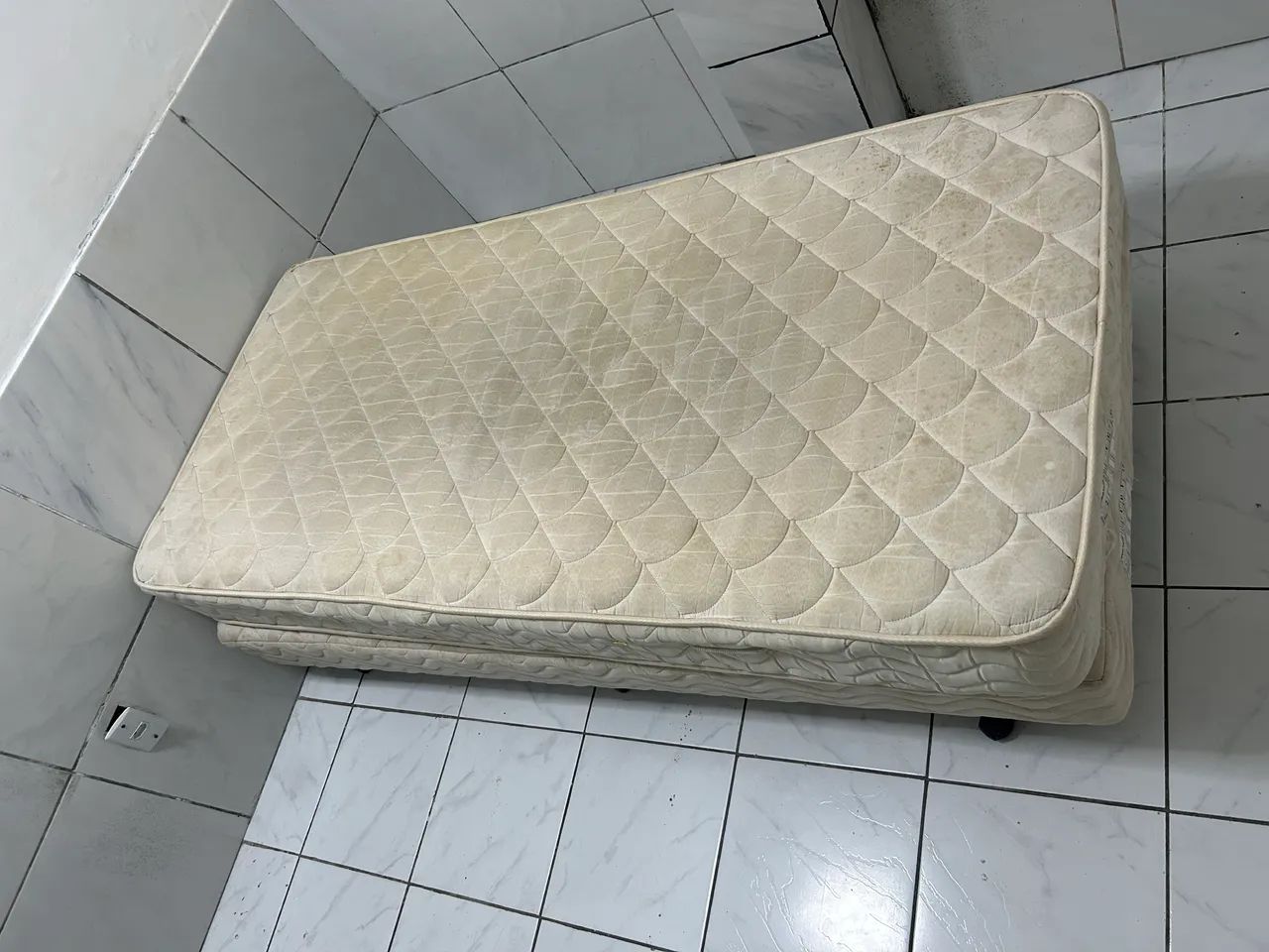 Cama de solteiro usada