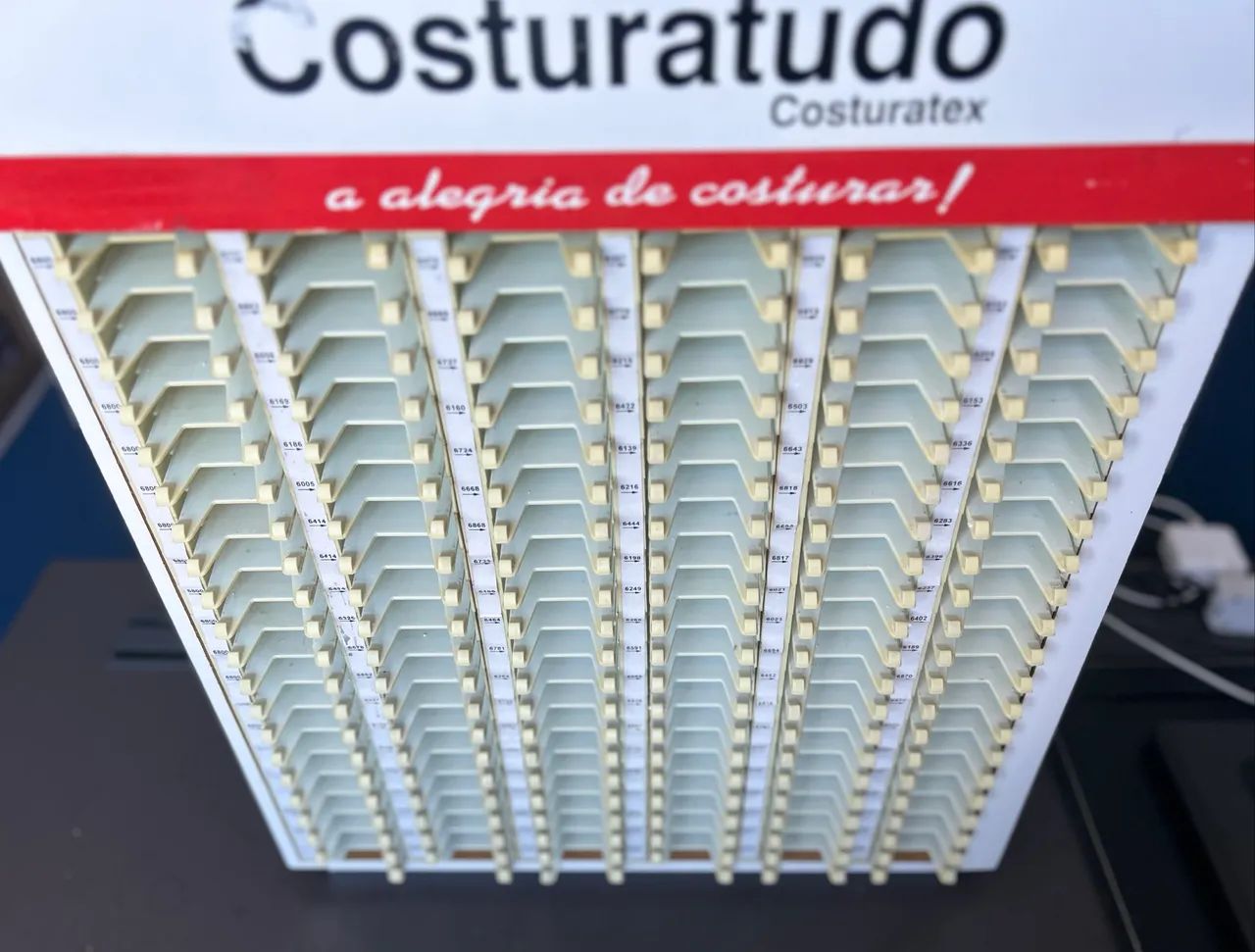 Expositor de Linha em Madeira | Porta Linhas para Ateliê, Armarinho ou Costureira - Foto 6