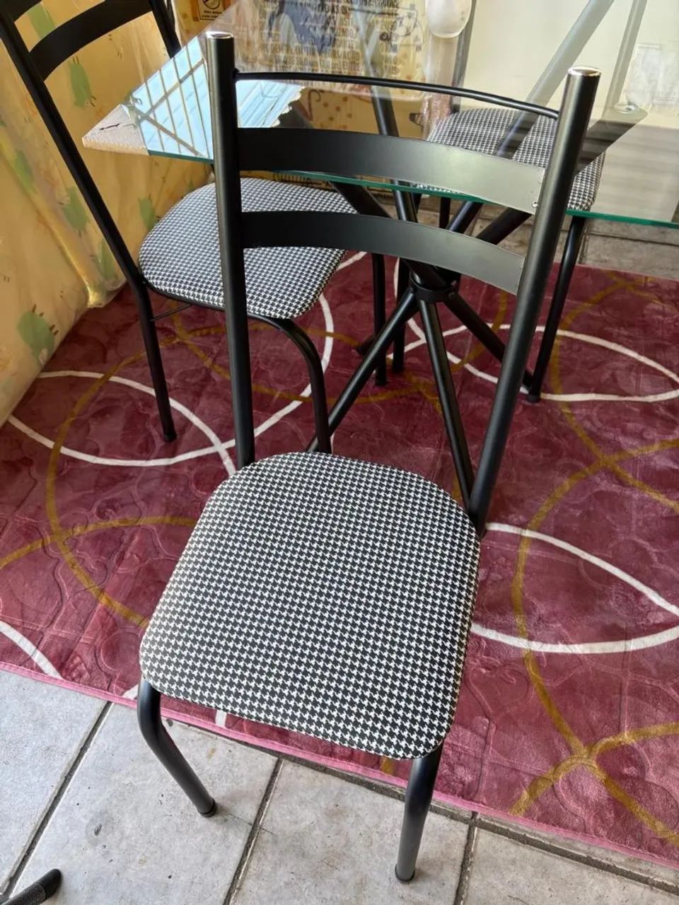 Mesa com tampo de vidro quatro cadeiras - Foto 4