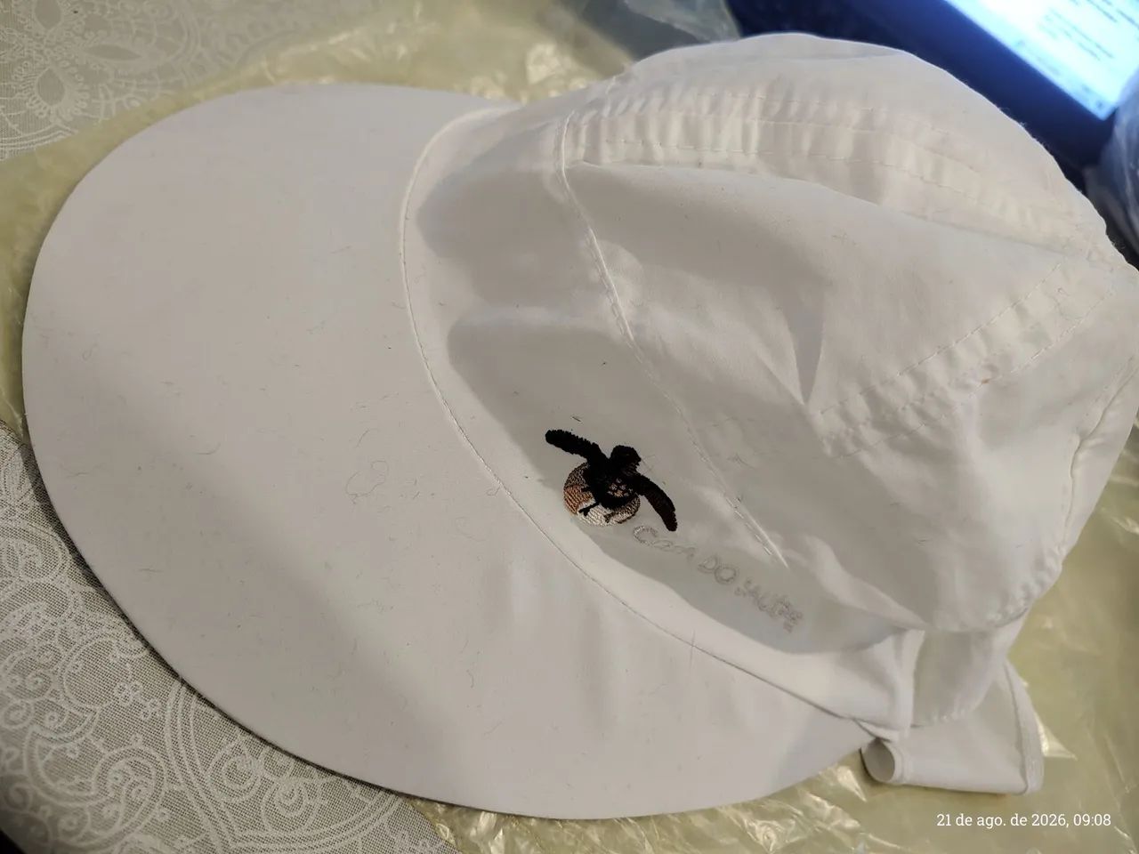 Chapéu branco para praia