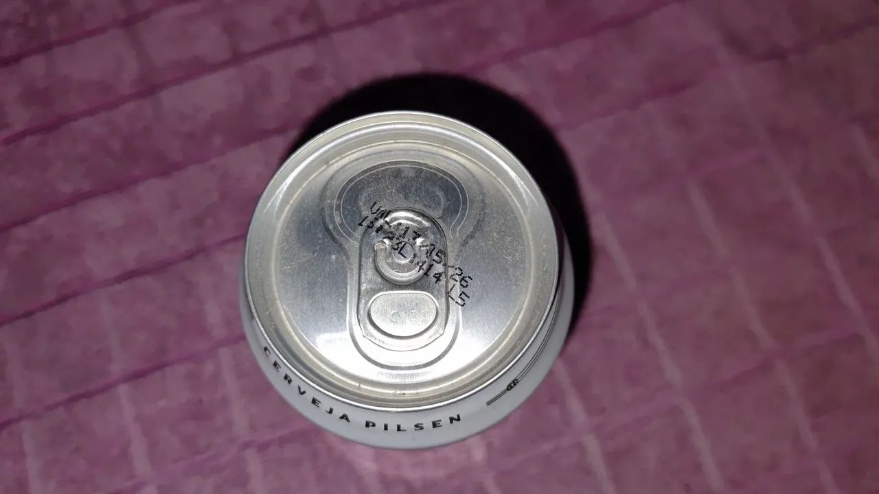 Lata de cerveja com erro de fabricação 