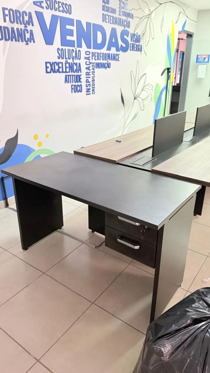 Mesa escritório com chave