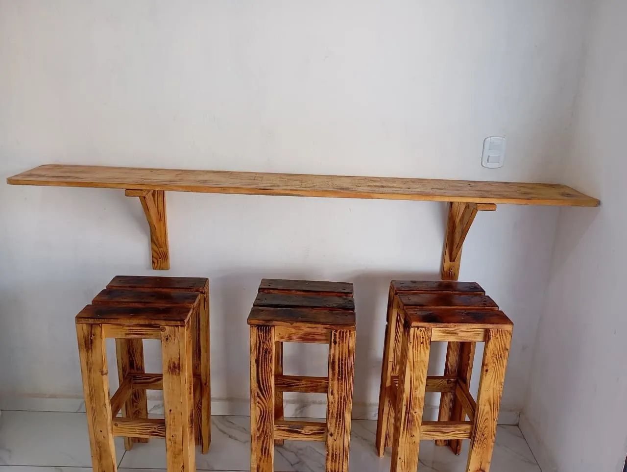 Balcão com banquetas de palete