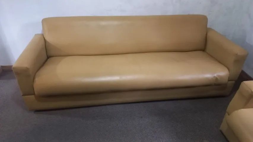 Sofá cama antigo 4 lugares e 2 poltronas em courino. - Foto 3
