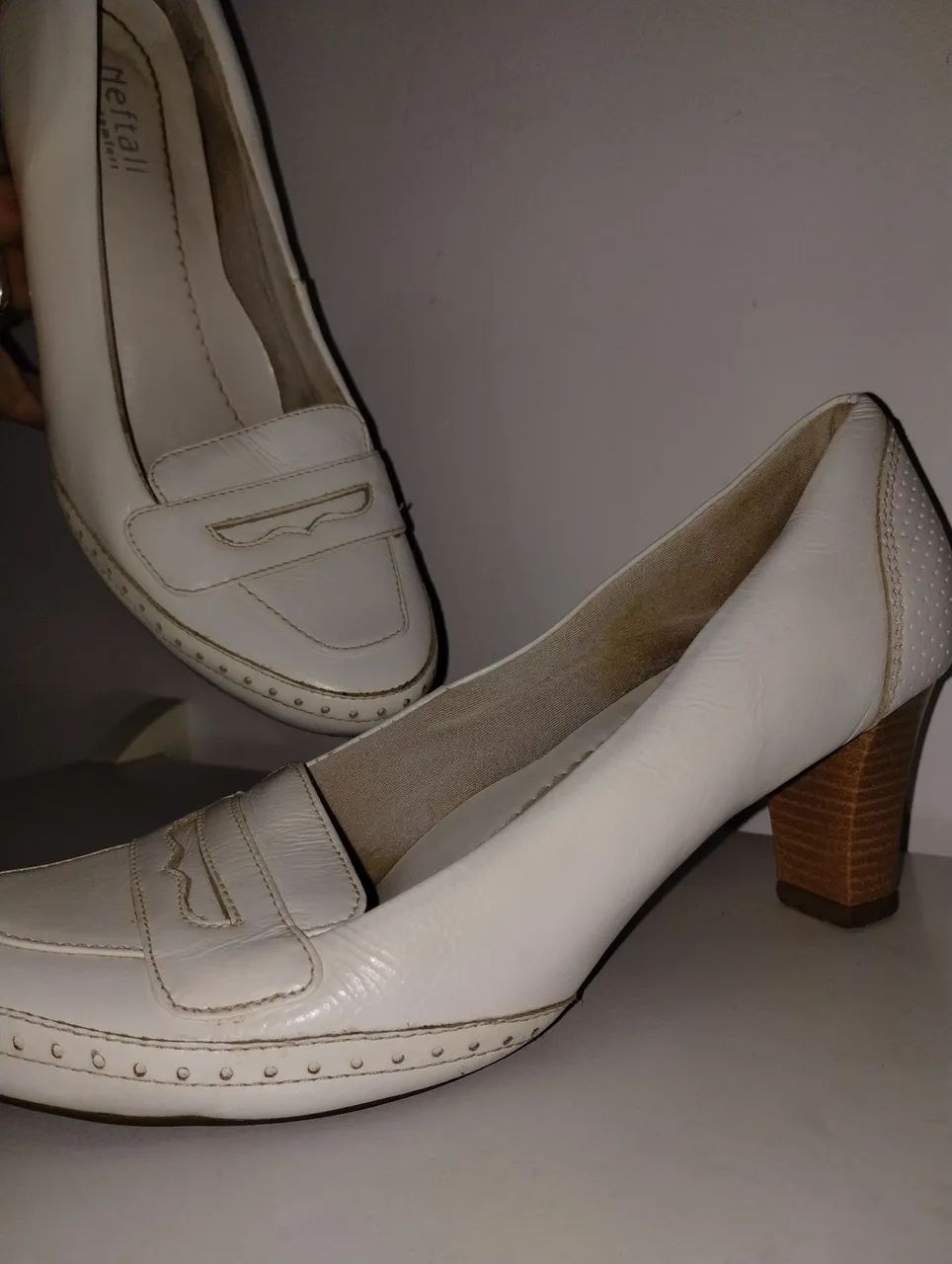 Sapato branco. 