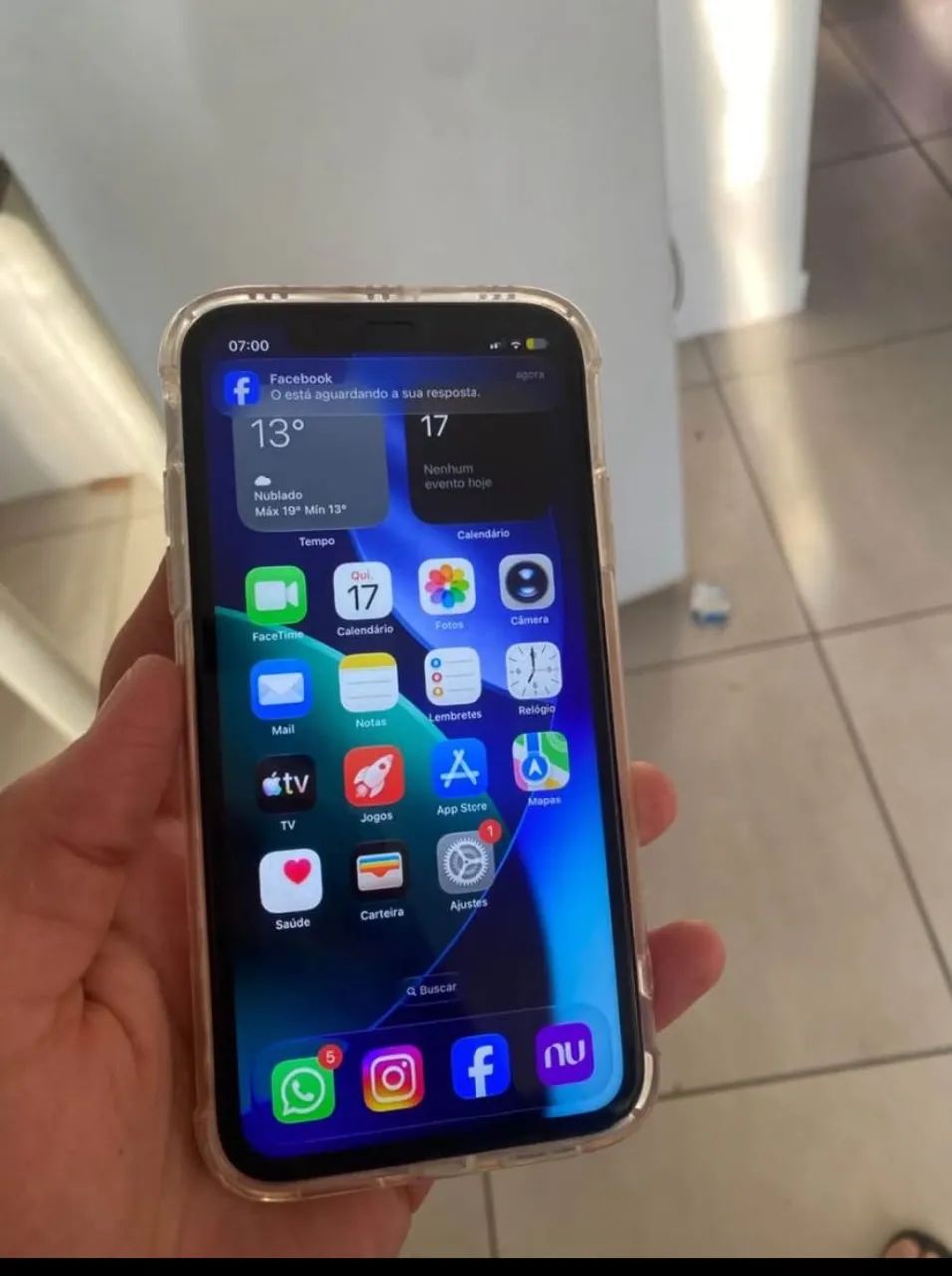 iPhone 11 64GB branco Face ID off pego Android mais volta de 100 pra mim  - Foto 5